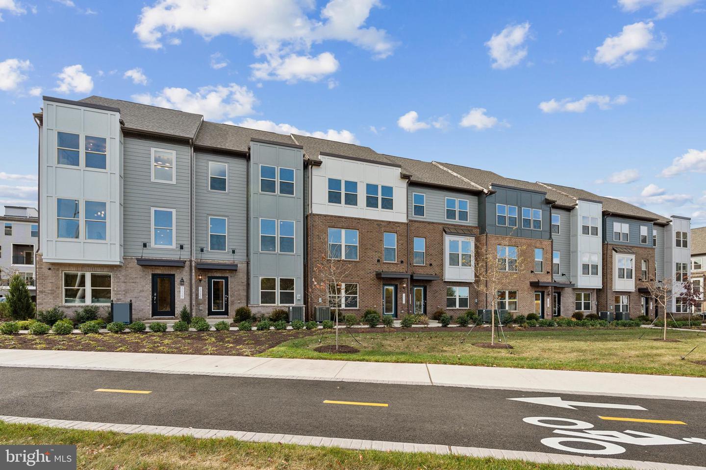 2102 Acadia Rd, Herndon, VA 20170